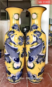Lọ lục bình, lộc bình men vàng vẽ tay cá chép trông trăng, mã 313023, cao 1.55m cả chân đế, Gốm Sứ Bát Tràng-Tinh Vân cao cấp