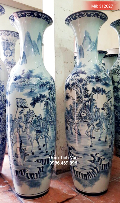 Lọ lục bình vẽ tay cảnh vinh quy bái tổ, cao 2,05m (chân đế gỗ hương cao cấp), Mã 312027, Gốm Sứ Bát Tràng-Tinh Vân