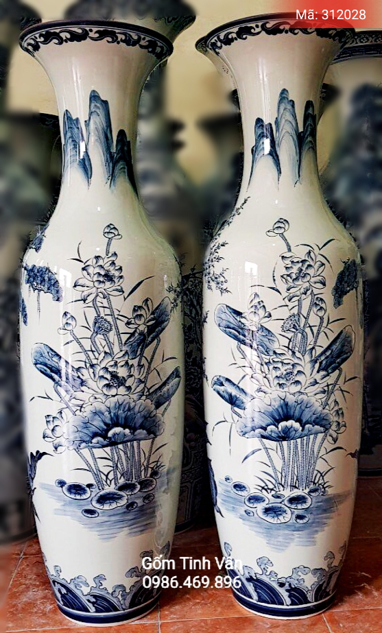 Lọ lục bình men bóng vẽ tay cảnh hoa sen, cao 1,55m cả chân đế, Mã 312028, Gốm sứ Bát Tràng-Tinh Vân