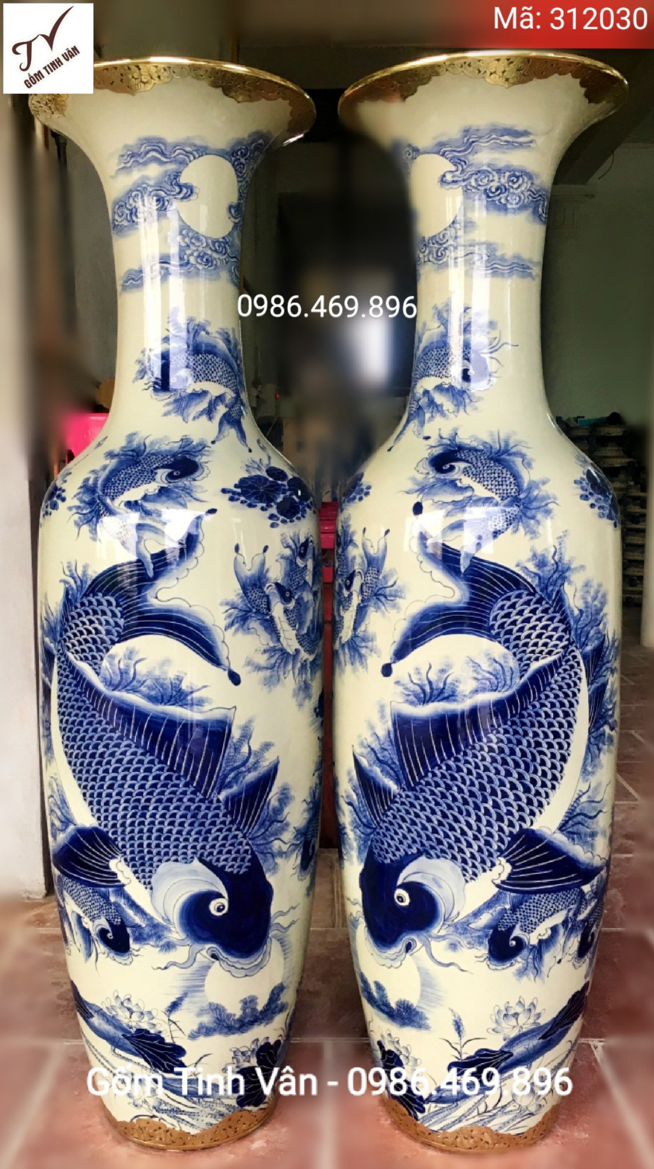 Lọ lục bình men xanh ngọc hoa văn xanh lam, vẽ tay tinh xảo cảnh cửu ngư quần tụ, cao 1.75m cả chân đế, mã 312030, gốm sứ Bát Tràng - Tinh Vân