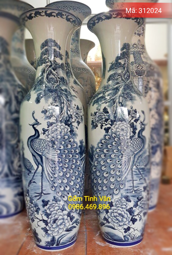 Lọ lục bình vẽ cảnh chim công bên cây tùng và hoa phù dung, cao 1,75m cả chân đế, mã sp 312024, hoa văn vẽ tay tinh xảo, gốm sứ Bát Tràng-Tinh Vân