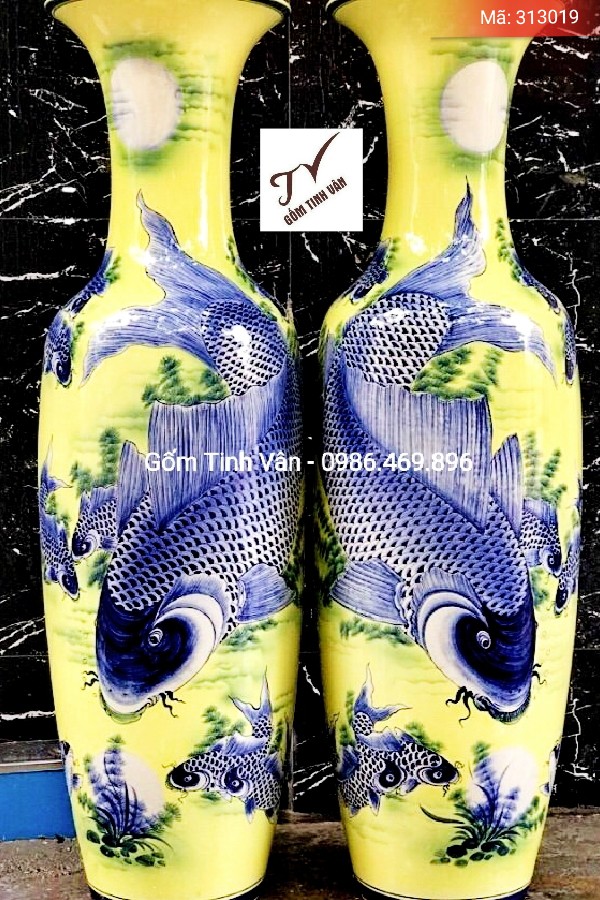 Lọ lục bình men vàng vẽ tay sắc nét cảnh cá chép trông trăng, mã 313019, cao 1.75m cả chân đế, gốm sứ Bát Tràng Tinh Vân