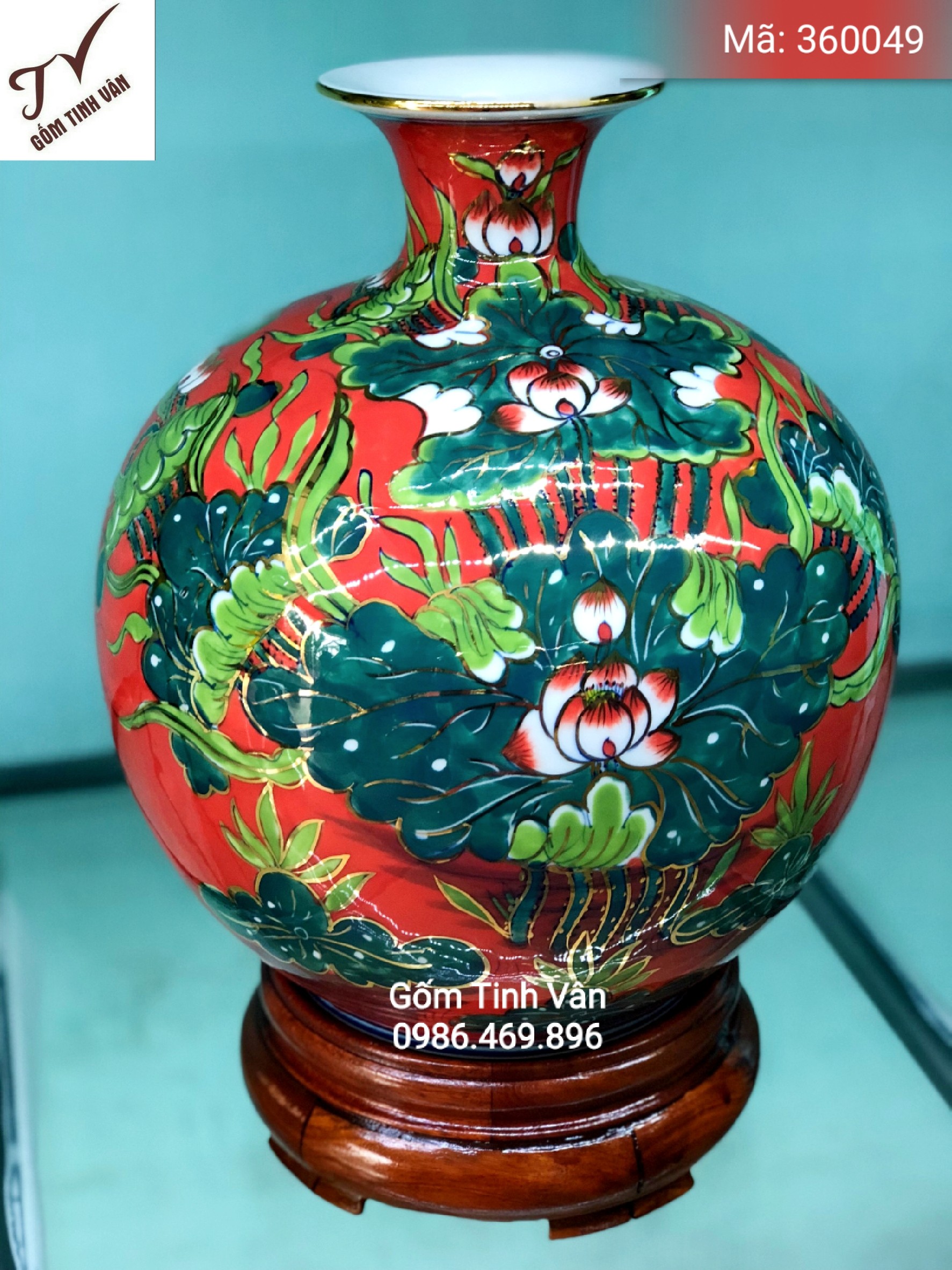 Bình hút tài lộc men đỏ, hoa sen vàng kim vẽ tay tinh xảo, cao 30 cm, ngang 28 cm, chân đế gỗ hương, mã 360049, gốm sứ Bát Tràng Tinh Vân