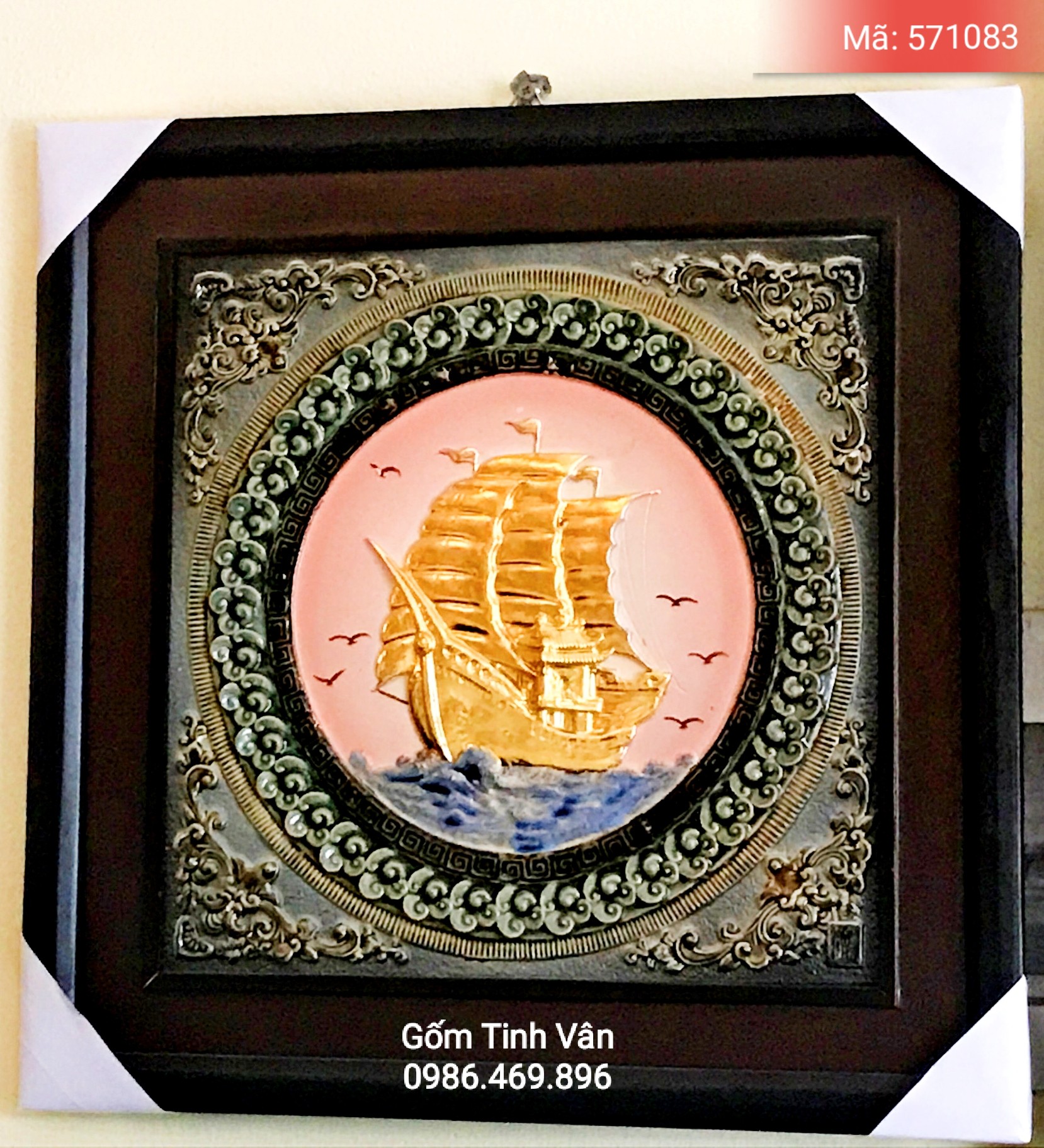 Tranh gốm vuông hoa văn thuyền buồn rát vàng, chạm khắc nổi tinh xảo, mã 5710833, kích thước 50x50 cm, gốm sứ Bát Tràng-Tinh Vân cao cấp