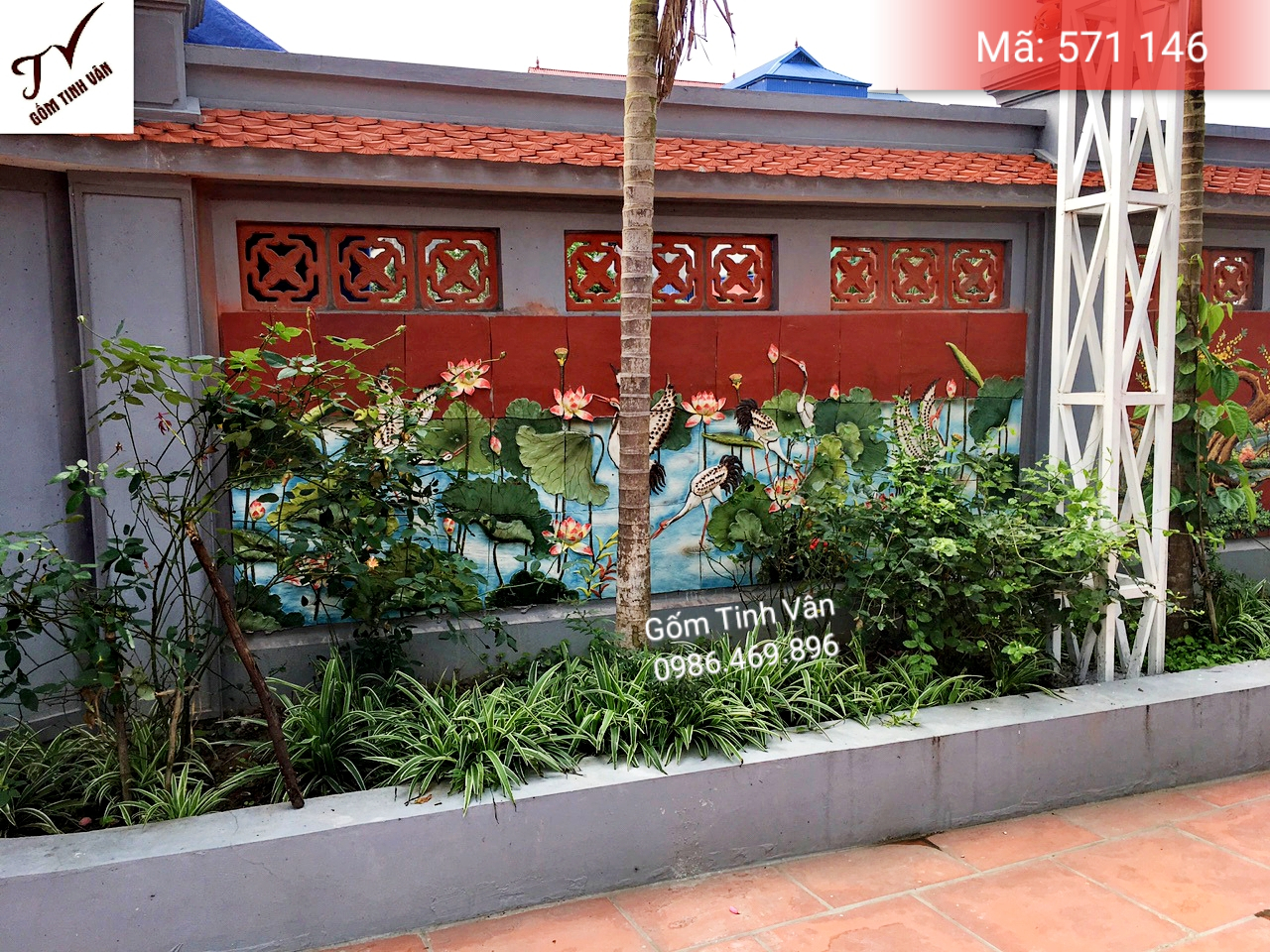 Tranh gốm ghép, đắp nổi 3D, mã 571146, cảnh đàn cò vui chơi trong dòng suối trong xanh với những đoá sen nở rộ,kích thước theo yêu cầu, tranh ốp dán tường, trang trí sân vườn, cỡ lớn, hoa văn đắp tay theo yêu cầu, gốm sứ bát tràng, tinh vân