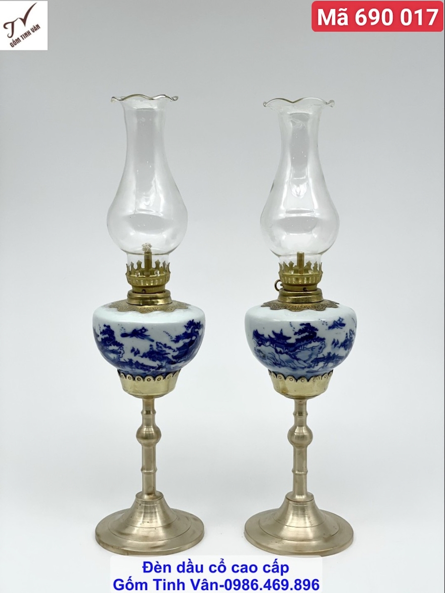 Cặp đèn dầu men ngọc hoa văn xanh lam truyền thống, mã 690017, vẽ tay cảnh sơn thủy hữu tình, dung tích 150ml, chân đồng thon cao 36 cm, đèn dầu trưng ban thờ, gốm sứ bát tràng tinh vân