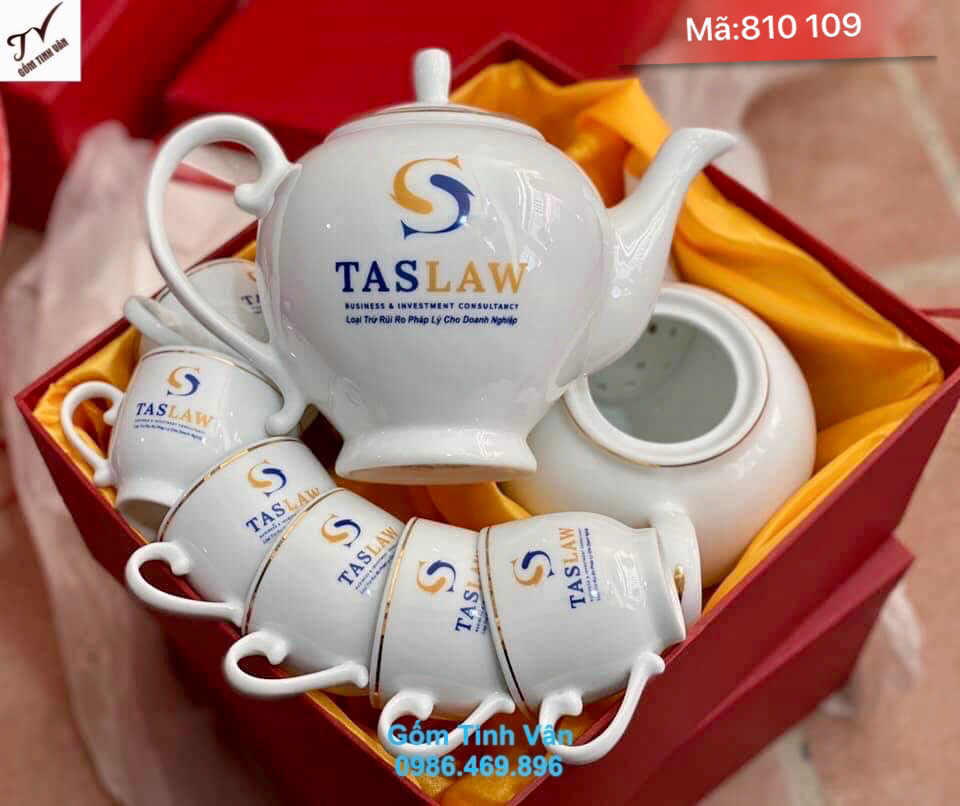 Bộ ấm chén trà dáng camelia, mã 810109, dung tích 600ml, in logo taslaw, quà tặng khách hàng sang trọng, hộp si đỏ lót lụa vàng, bộ trà gốm bát tràng in logo viền vàng 24k, giá báo trên 100 bộ