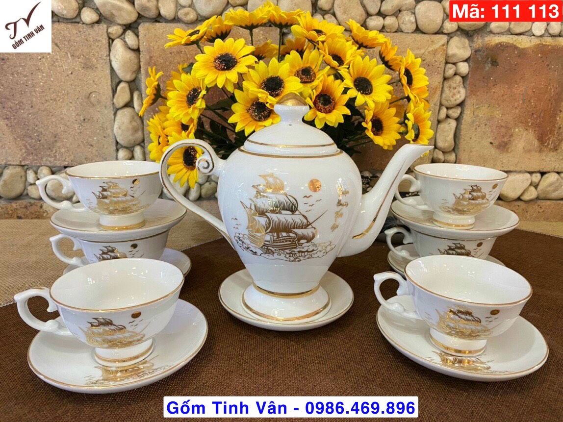 Bộ trà cỡ lớn 800ml, mã 111113, men trắng vẽ vàng 24k, cảnh thuận buồm xuôi gió, 1 bộ ấm chén gồm 1 ấm, 6 ly, 7 đĩa, gốm bát tràng tinh vân