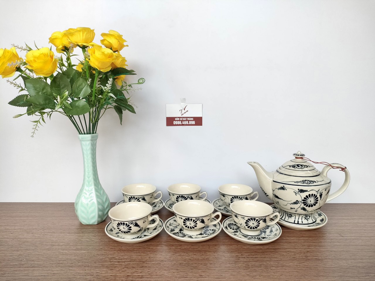 Bộ bình trà men trắng, dáng đèn thần, mã 111123, vẽ tay hoa cúc đời trần, 1 ấm 650ml, 6 chén, 7 đĩa, gốm bát tràng