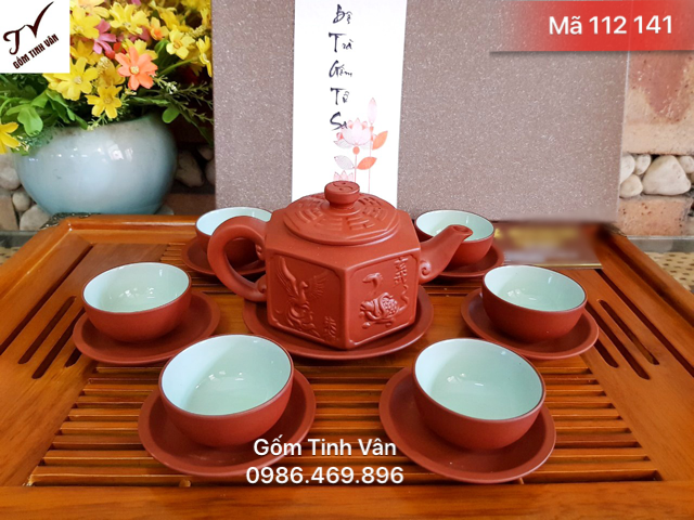 Bộ ấm chén gốm tử sa, mã 112141, dáng lục giác, đắp nổi long ly quy phụng, khay gỗ nâu, ly men trắng, gốm sứ bát tràng, tinh vân