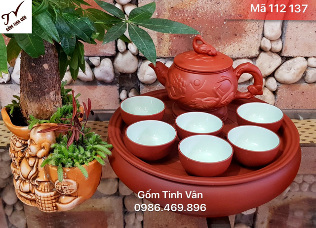 Bộ ấm trà tử sa, mã 112137, gốm đất nung nâu đỏ, men xanh ngọc, đắp nổi cảnh tùng hạc, ý nghĩa bách niên giai lão, khay tròn 2 ngăn, ấm dung tích 500ml, gốm bát tràng, tinh vân