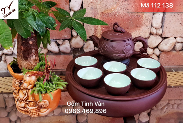 Bộ ấm trà tử sa, mã 112138, gốm đất nung nâu đen, men xanh ngọc, đắp nổi cảnh tùng hạc, ý nghĩa bách niên giai lão, khay tròn 2 ngăn, ấm dung tích 500ml, gốm bát tràng, tinh vân