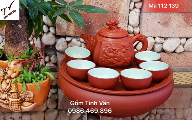 Bộ ấm trà tử sa, mã 112139, gốm đất nung nâu đỏ, men xanh ngọc, đắp nổi rồng phụng, ấm dáng vuông, ý nghĩa uy quyền, đẳng cấp hoàng gia, khay tròn 2 ngăn, ấm dung tích 500ml, gốm bát tràng, tinh vân