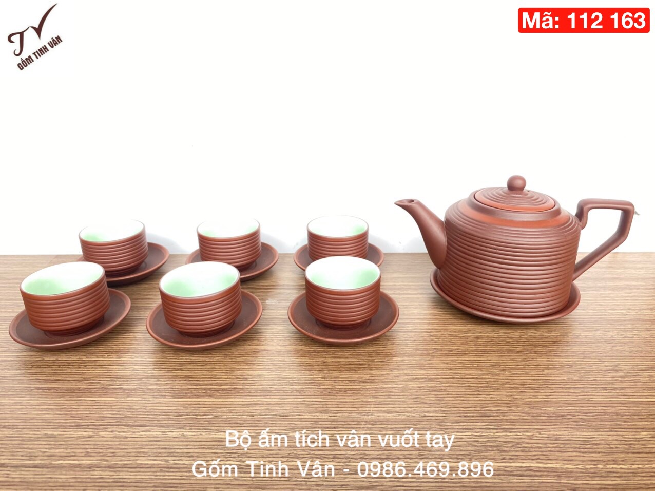 Bộ bình trà gốm tử sa nâu đen viền chỉ đỏ, mã 112163, lòng ly men xanh ngọc tôn lên màu trà, kiểu dáng ấm tích quai vuông, dung tích 600ml, bộ ấm chén gốm bát tràng tinh vân