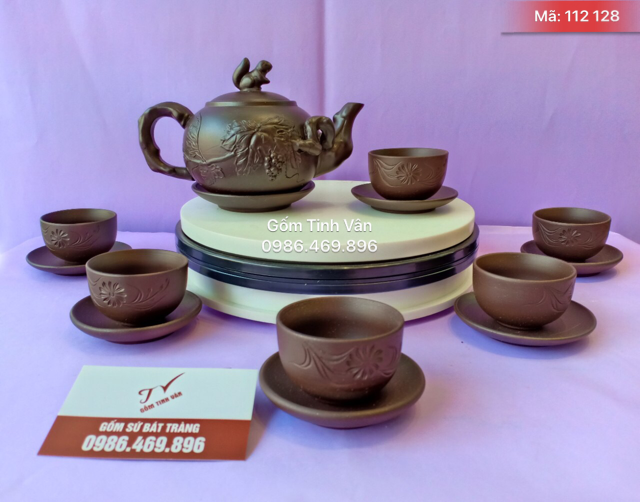 Bộ bình trà gốm tử sa nâu đen, mã 112128, sóc leo cây tùng, gốm sứ bát tràng, tinh vân