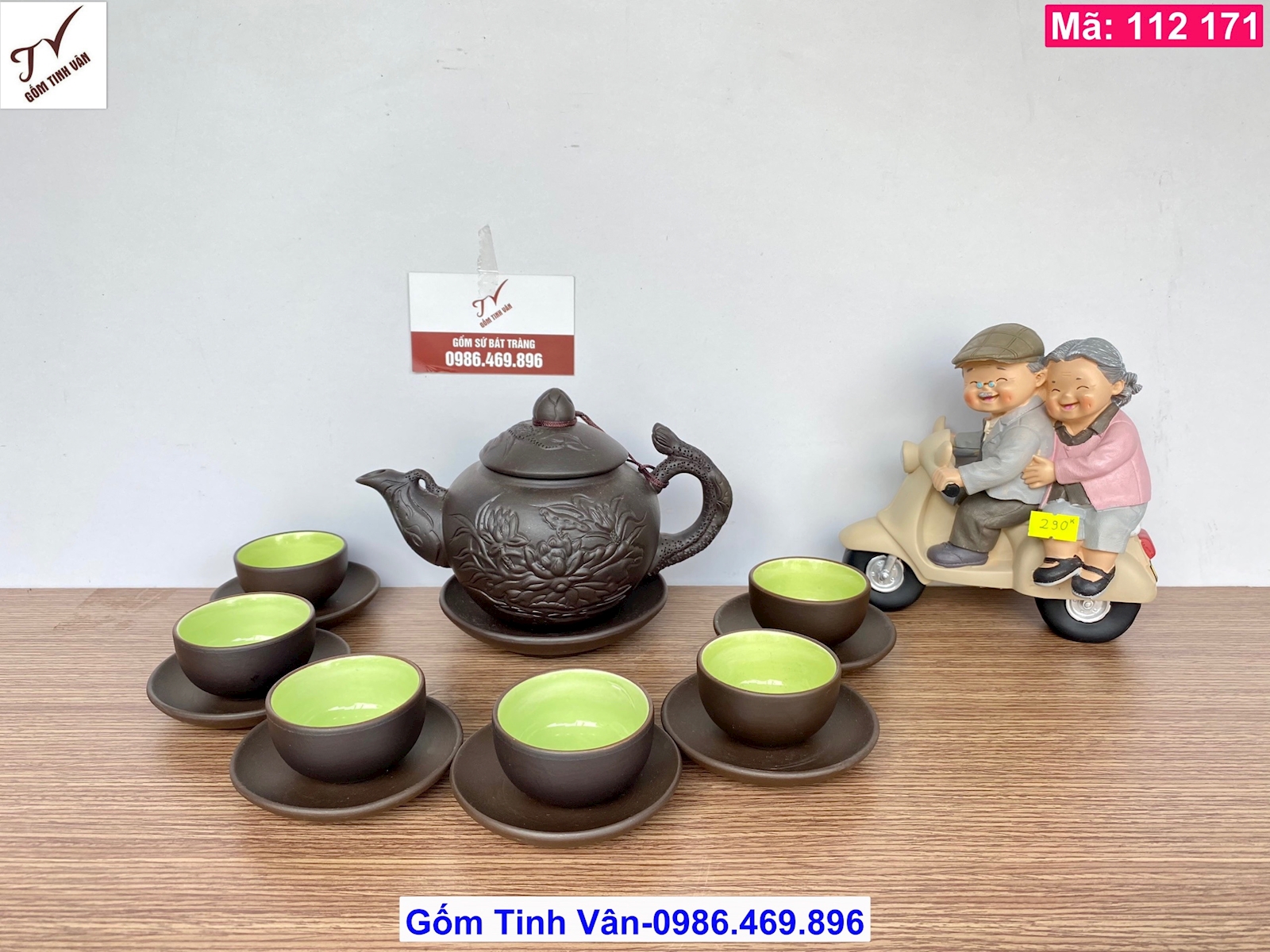 Bộ bình trà gốm tử sa nâu đen, mã 112171, dung tích 450ml, hoa sen đắp nổi 3D, ly trà xanh ngọc sang trọng, kết hợp màu trà rất đẹp, 1 bộ gồm 1 ấm, 6 ly, 7 đĩa, ấm chén gốm bát tràng tinh vân