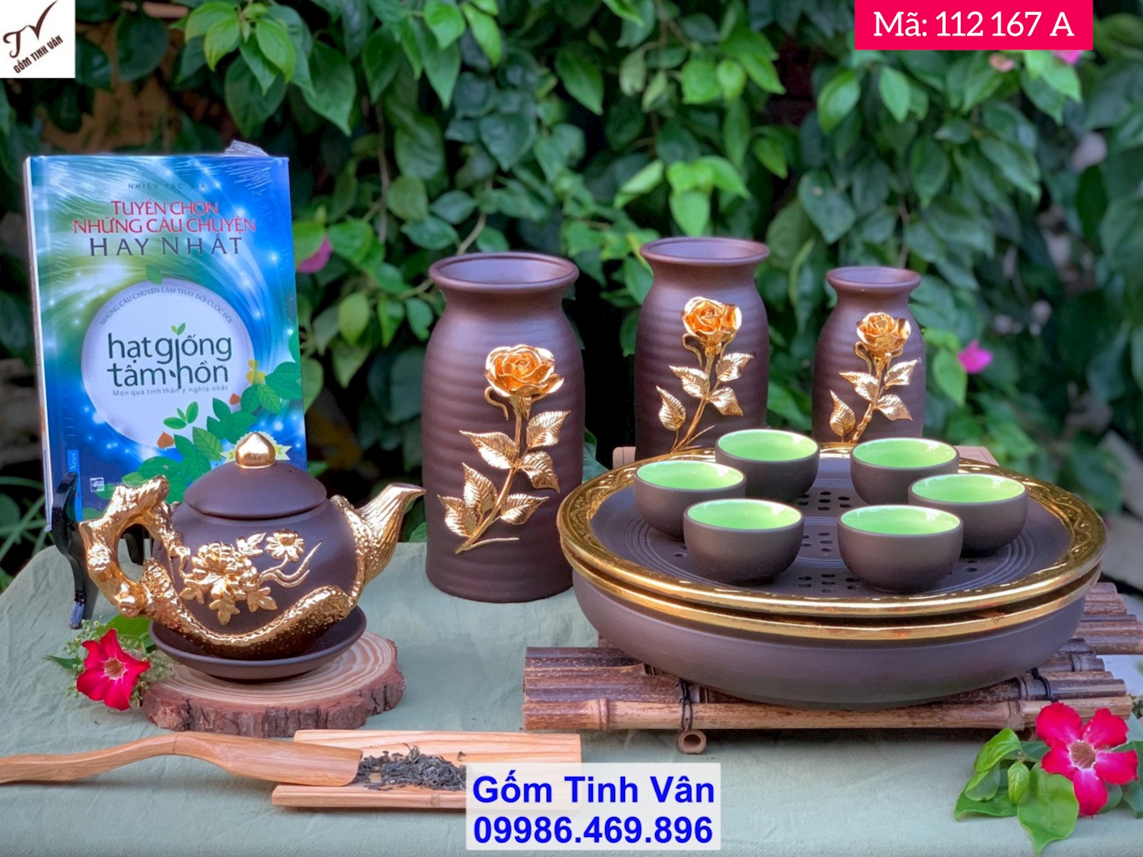 Bộ bình trà gốm tử sa nâu đen rát vàng 24k, mã 112167, quai tùng, hoa văn đắp nổi hoa mẫu đơn (phù dung), cây tùng, tách trà bọc viền đồng, lòng ly xanh ngọc, khay tùng, khay chữ nhật, hoặc khay tròn 2 ngăn viền đồng, 1 ấm, 6 ly, 1 khay, gốm bát tràng tinh vân
