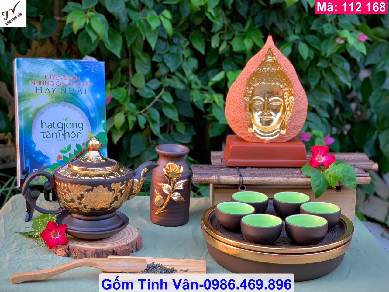 Bộ bình trà, ấm chén gốm tử sa nâu đen, mã 112168, ấm hoa sen đắp nổi, dáng đèn thần, dung tích 600ml, gồm 1 ấm, 1 đĩa kê ấm, 6 ly trà lòng xanh ngọc, 1 khay tròn 2 ngăn bọc viền đồng sang trọng, gốm sứ bát tràng tinh vân cao cấp