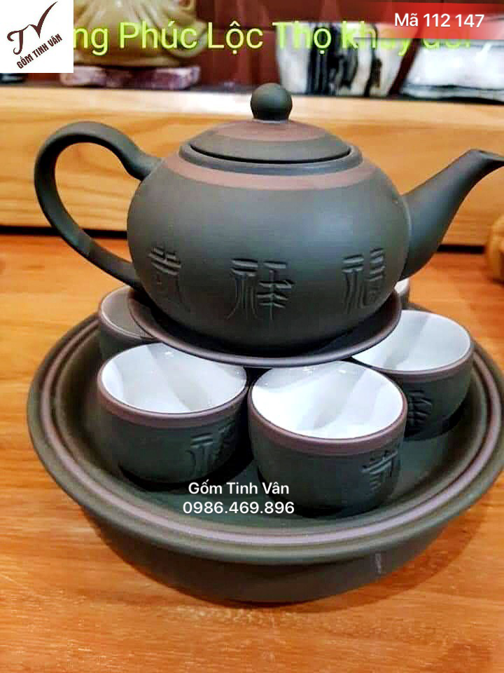 Bộ bình trà gốm tử sa, mã 112147, dáng ấm tống phúc lộc thọ, khay 2 ngăn, gốm nâu đen chỉ bạc, dung tích 500ml, ly men trắng, gốm bát tràng tinh vân