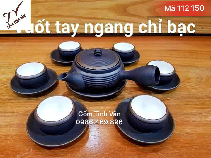Bộ bình trà gốm tử sa, mã 112150, dáng ấm vuốt tay, quai ngang, kẻ chỉ bạc, dung tích 400ml, ly men trắng, gốm bát tràng tinh vân