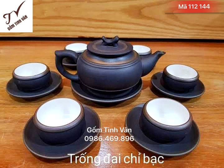 Bộ bình trà gốm tử sa, nâu đen chỉ bạc, mã 112144, dáng ấm trống đai , dung tích 400ml, ly men trắng, gốm bát tràng tinh vân