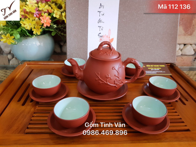 Bộ bình trà tử sa hoa đào, mã 112136, gốm đất nung đỏ, hoa văn đắp nổi, ly xanh ngọc hoặc men trắng, gốm sứ bát tràng, tinh vân, khay gỗ nâu