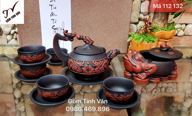 Bộ bình trà tử sa nâu đen, mã 112132, chạm khắc rồng cuốn thủy, gạt tàn cóc ngậm tiền phong thủy, gốm bát tràng tinh vân cao cấp