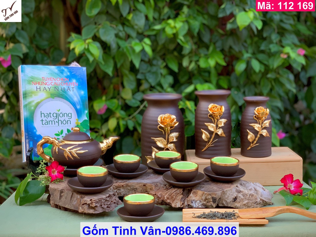 Bộ bình trà, ấm chén gốm tử sa, mã 112169, hoa văn đắp nổi 3D tùng, trúc, hoa sen, phù dung, bộ gồm 1 ấm trà rát vàng 24k, 6 ly lòng xanh ngọc bọc viền đồng , 7 đĩa kê, gốm sứ Bát Tràng Tinh Vân cao cấp