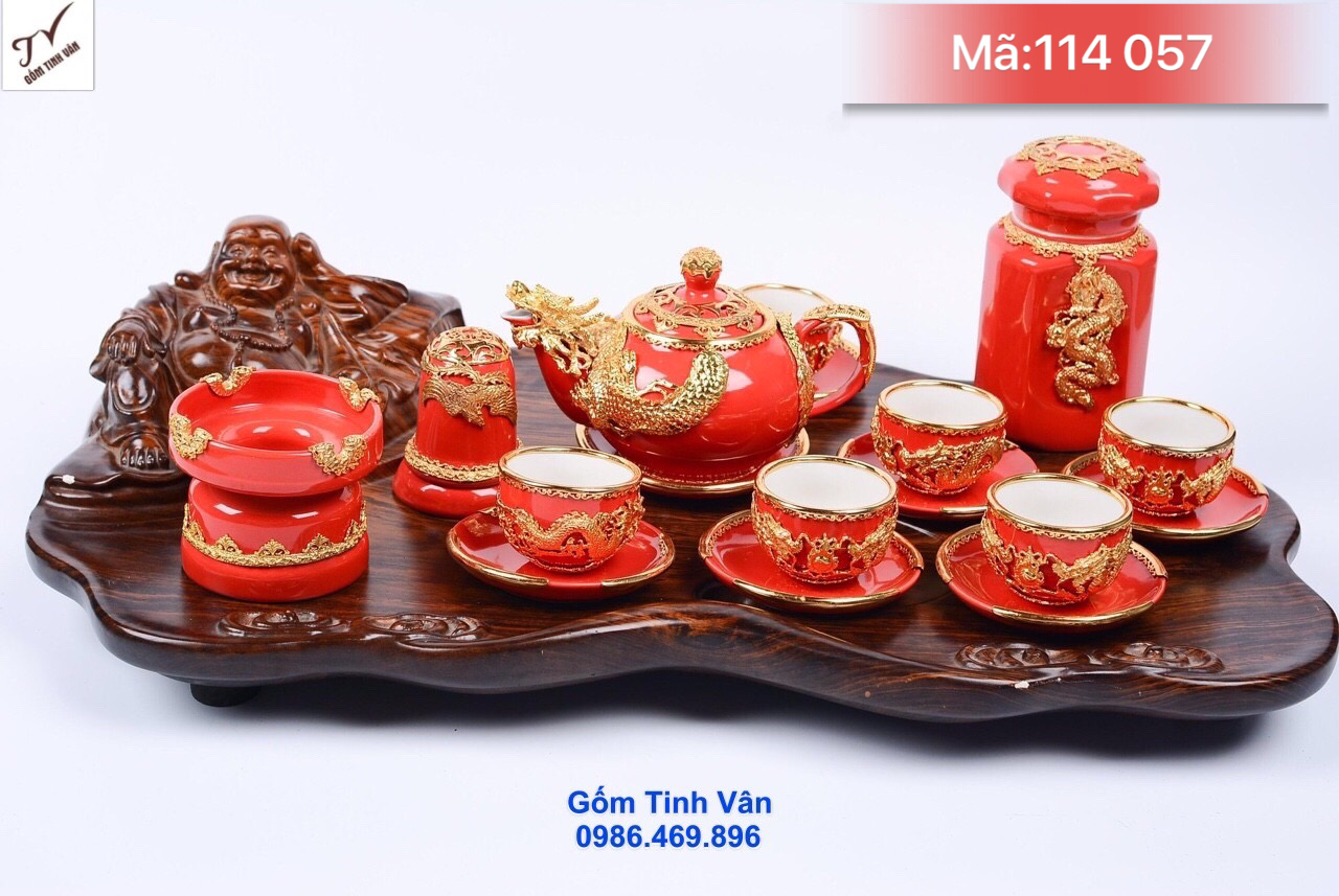 Bộ bình trà hoàng long mạ vàng cao cấp, mã 114057, men đỏ đẳng cấp, hoa văn chạm trổ công phu, rồng bay, khay gỗ di lặc dài 65 cm, thêm phụ kiện hộp trà, ống tăm, gạt tàn, bộ ấm chén hoàng long mạ vàng   gốm tinh vân
