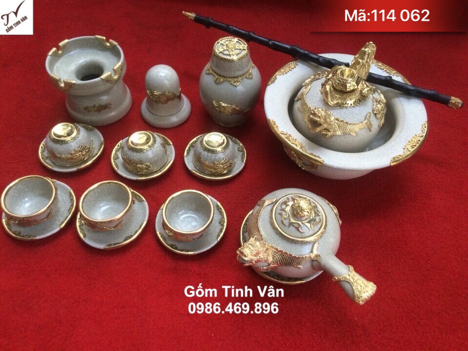 Bộ bình trà đầy đủ phụ kiện men rạn cổ, mã 114062, chạm khảm rồng bằng đồng vàng cao cấp, gồm 1 ấm 6 chén 7 đĩa, 1 hộp trà, 1 ống tăm, 1 gạt tàn, 1 bộ bát điếu, bộ ấm chén trà bọc đồng cao cấp
