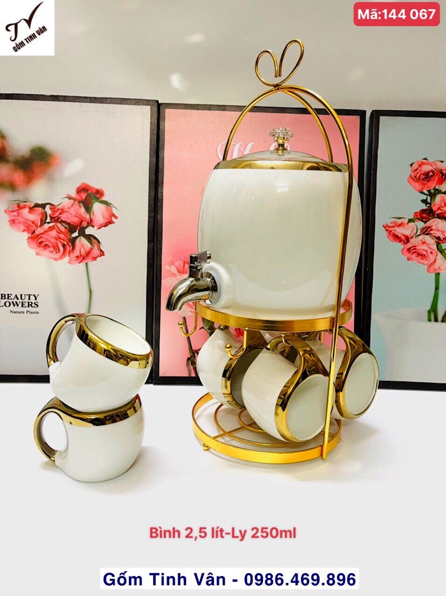 Bộ bình nước sứ trắng xương trong viền vàng 24 k cao cấp, mã 114067, gồm 1 bình 2,5 lit và 6 ly cỡ 250ml, tặng kèm giá đồng vàng, hoặc giá gỗ và 6 lót ly để bình và tách, màu xanh rêu cổ vịt sang trọng đẳng cấp, đựng nước, pha trà, gốm tinh vân