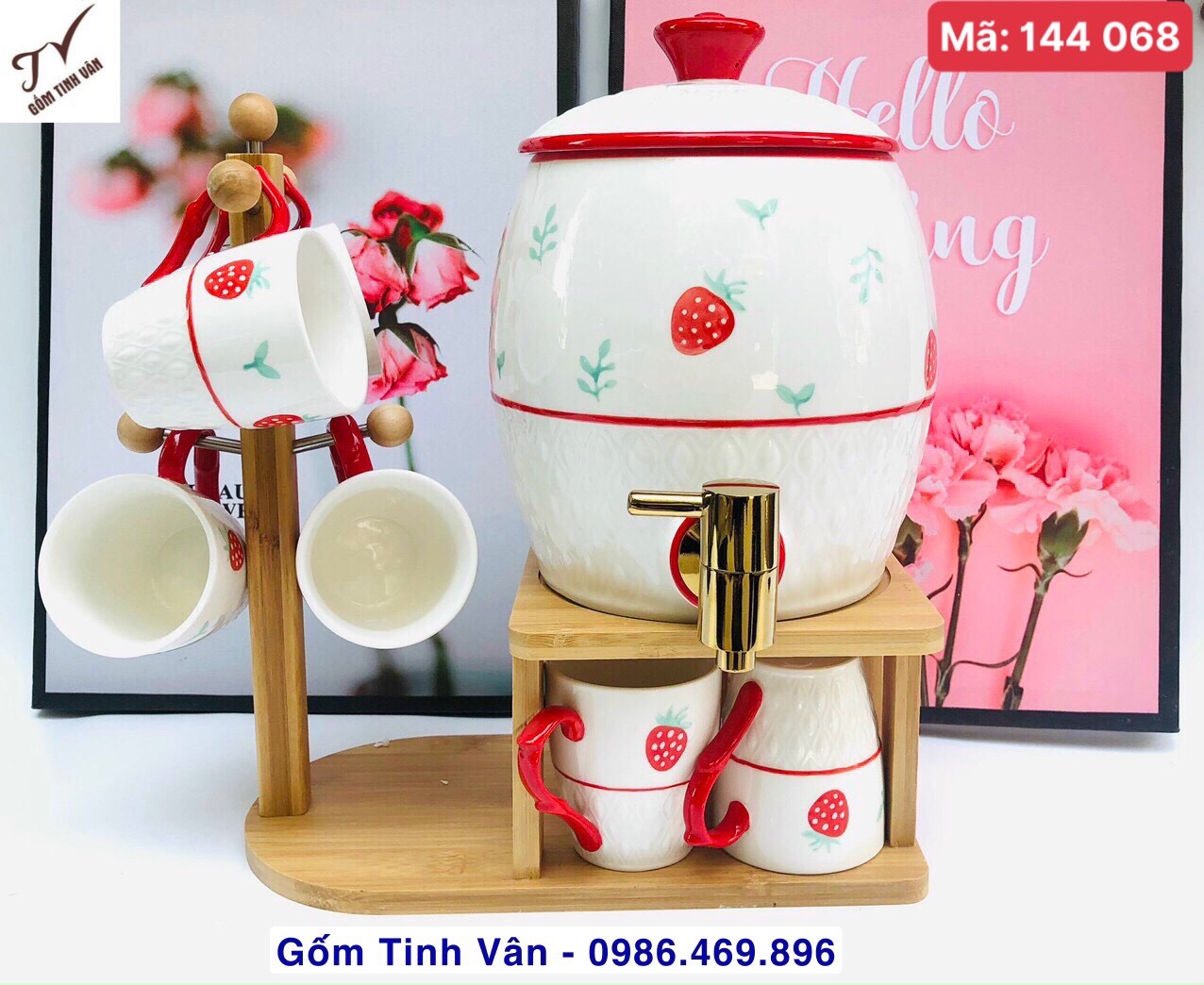 Bộ bình nước sứ trắng xương trong, mã 114068, dâu tây vườn đỏ, dâu tây vườn xanh, hoa dây, gồm 1 bình 2,5 lit và 6 ly cỡ 250ml, tặng kèm giá gỗ, bộ viền vàng 24k tặng thêm 6 lót ly để bình và tách,  đựng nước, pha trà, gốm tinh vân