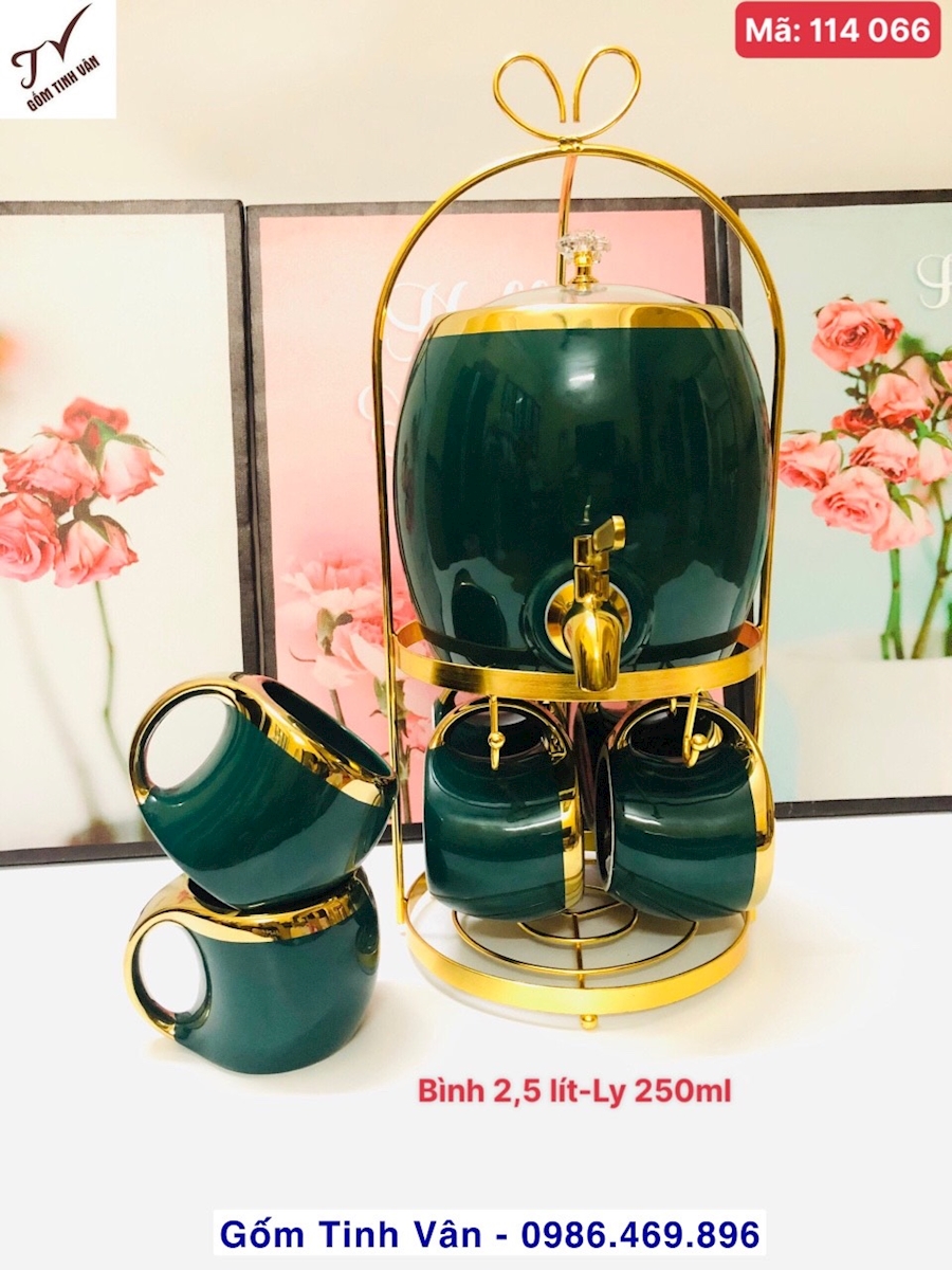 Bộ bình nước xanh ngọc lục bảo, mã 114066, vẽ viền vàng 24 k cao cấp, dung tích 1 bình 2,5 lit, 6 ly cỡ 250ml, tặng kèm giá đồng vàng, hoặc giá gỗ và 6 lót ly để bình và tách, màu xanh rêu cổ vịt sang trọng đẳng cấp, đựng nước, pha trà, gốm tinh vân