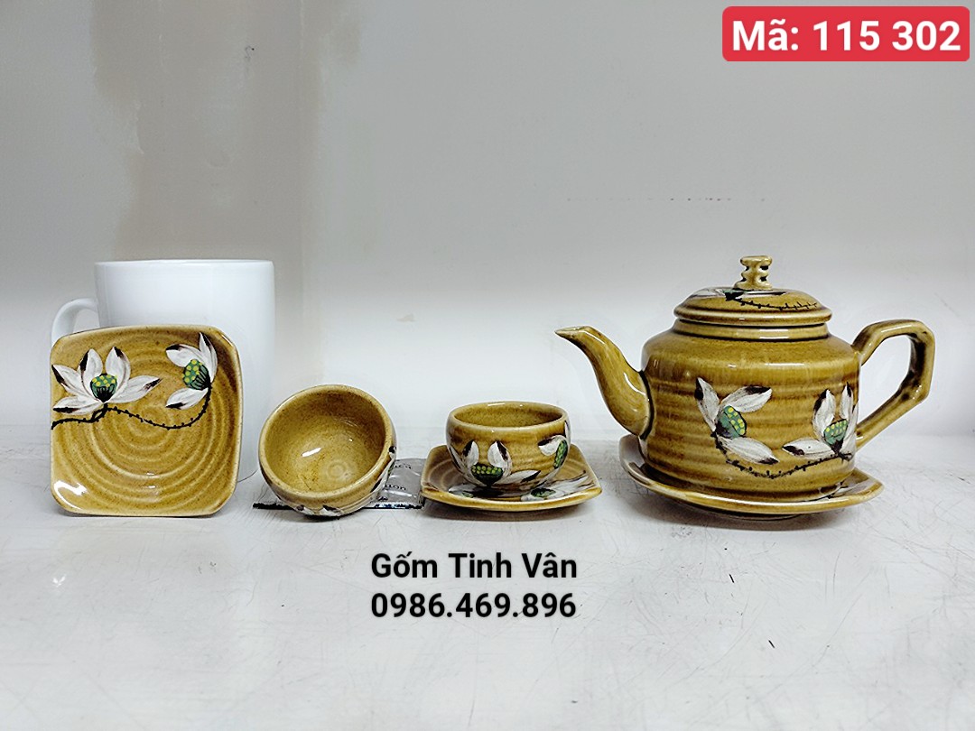 Bộ bình trà men nâu vàng mã 115302 trọn bộ gồm 1 ấm,6 ly, 7 đĩa,hoạ tiết hoa sen trắng,nhẹ nhàng,cổ trang,đậm chất Châu Á,gốm sứ Bát Tràng Tinh Vân