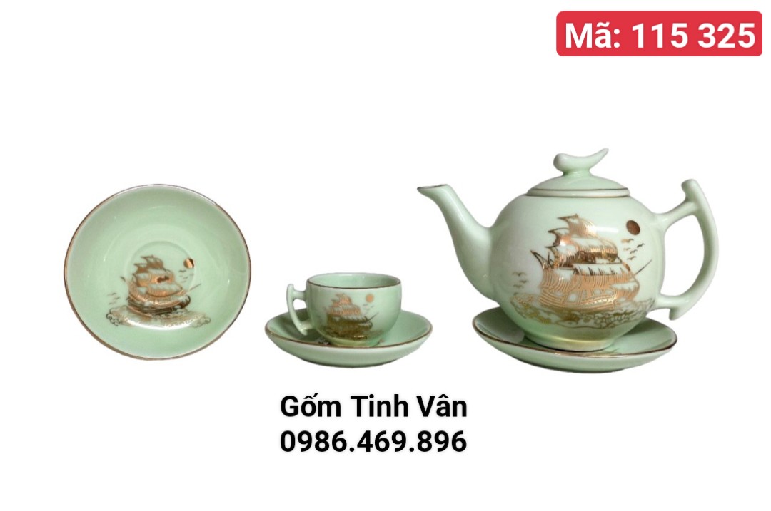 Bộ bình trà men xanh ngọc vẽ vàng 24k cao cấp, mã 115325 trọn bộ gồm 1 ấm,6 ly, 7 đĩa,nắp chóp lửa,hoạ tiết thuận buồm xuôi gió viền vàng,làm quà tặng ý nghĩa,phong thuỷ,sang trọng,đẳng cấp,gốm sứ Bát Tràng Tinh Vân