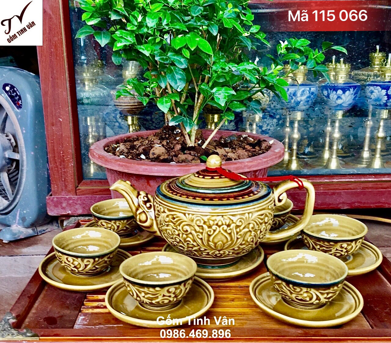 Bộ bình trà hoa văn chạm khắc nổi 3D, men nâu vàng độc đáo, mã 115066, kết hợp khay gỗ sang trọng, gốm bát tràng cao cấp