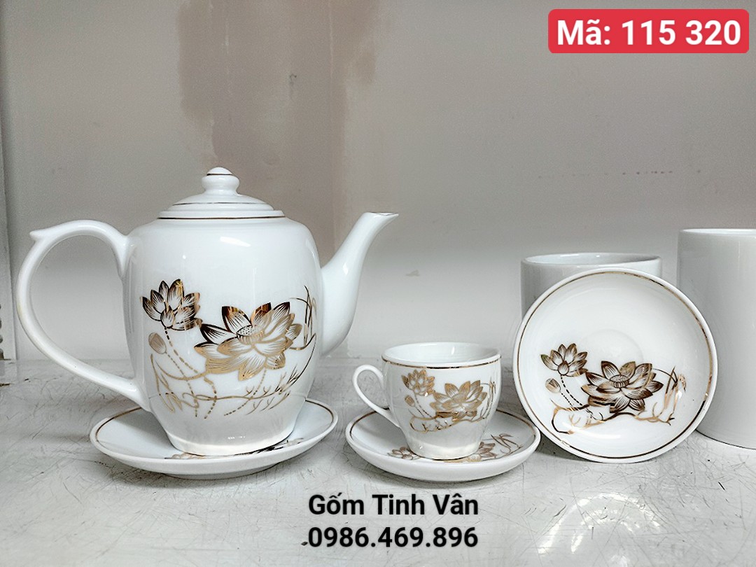 Bộ bình trà men trắng vẽ vàng 24k cao cấp, mã 115320 dáng bình cao trọn bộ gồm 1 ấm,6 ly, 7 đĩa,hoạ tiết vẽ hoa sen viền vàng,nhẹ nhàng,thanh khiết,gốm sứ Bát Tràng Tinh Vân