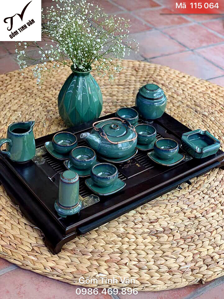 Trọn bộ bình trà, mã 115064, men xanh ngọc hoả biến, ấm quai đồng, bình bông, phụ kiện, gạt tàn, bình đường, ống tăm, hộp trà khô, khay gỗ 2 ngăn, gốm bát tràng, tinh vân