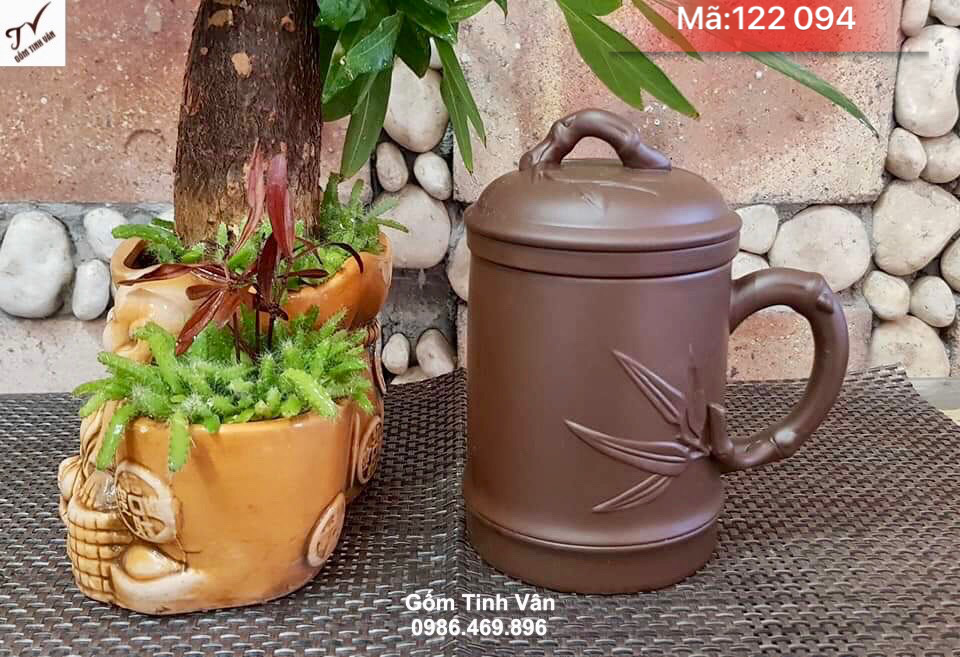 Ly lọc trà có nắp, mã 122094, chất liệu gốm tử sa màu nâu, lá trúc đắp nổi 3D, quai cầm dáng cành trúc thanh mảnh độc đáo, dung tích 330ml, cao 10 đường kính 8 cm, cốc lọc trà bát tràng