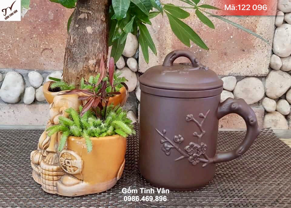 Ly lọc trà có nắp, mã 122096, chất liệu gốm tử sa màu nâu đen, hoa đào đắp nổi 3D, quai cầm dáng cành trúc thanh mảnh độc đáo, dung tích 330ml, cao 10 đường kính 8 cm, cốc lọc trà bát tràng