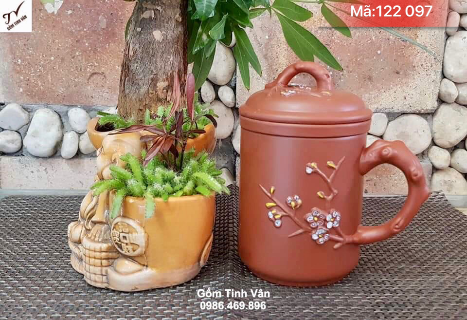 Ly lọc trà có nắp, mã 122098,chất liệu gốm tử sa màu nâu đỏ, hoa anh đào trắng đắp nổi 3D, quai cầm dáng cành trúc thanh mảnh độc đáo, dung tích 330ml, cao 10 đường kính 8 cm, cốc lọc trà bát tràng