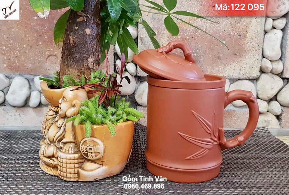 Ly lọc trà có nắp, mã 122095, chất liệu gốm tử sa màu nâu đỏ, lá trúc đắp nổi 3D, quai cầm dáng cành trúc thanh mảnh độc đáo, dung tích 330ml, cao 10 đường kính 8 cm, cốc lọc trà bát tràng