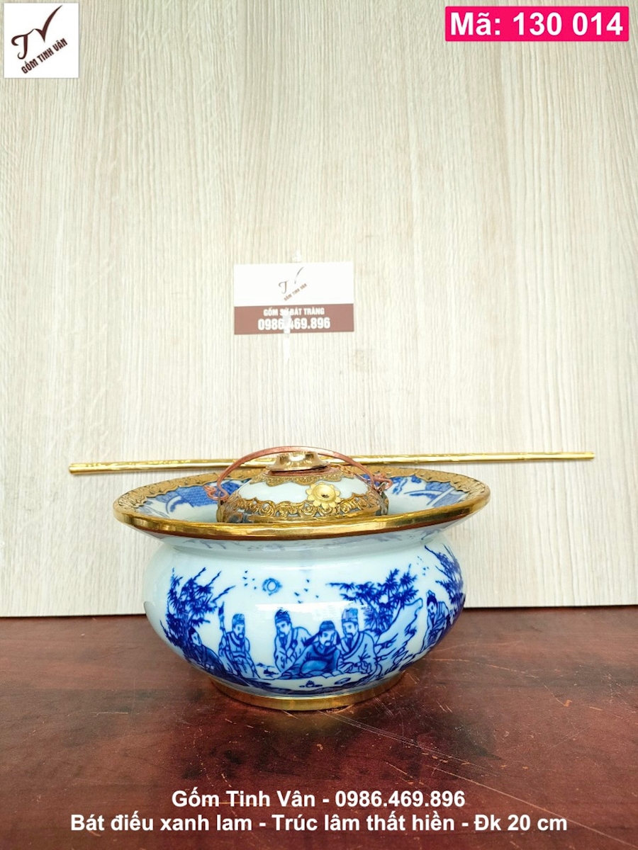 Bộ bát điếu men xanh ngọc, hoa văn vẽ tay xanh lam truyền thống, cảnh trúc lâm thất hiền, viền đồng chạm trổ hoa văn, đường kính 22 cm, mã 130014, xe và nõ điếu bằng đồng sang trọng, chạm trổ công phu tinh xảo, gốm sứ bát tràng tinh vân