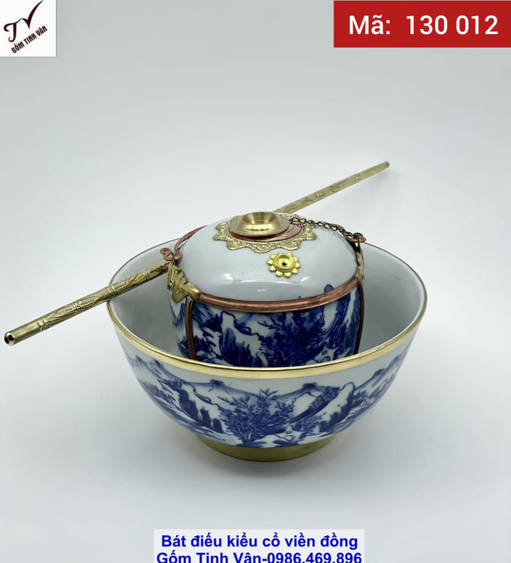 Bộ bát điếu men trắng hoa văn xanh lam, mã 130012, hoa văn vẽ tay cảnh sơn thủy hữu tình, bọc viền đồng vàng sáng bóng sang trọng, xe điếu và nõ điếu bằng đồng chắc chắn, chạm trổ hoa văn tinh xảo, hút thuốc lào, trưng bày, gốm sứ bát tràng tinh vân