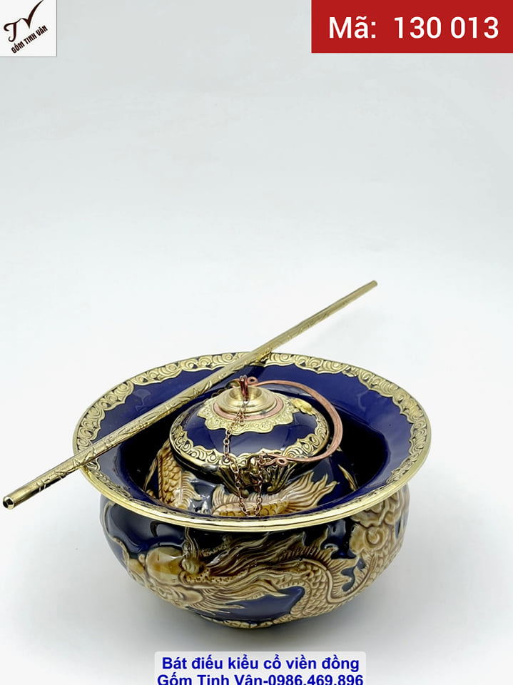 Bộ bát điếu men xanh cô ban, xanh đen, viền đồng chạm trổ hoa văn, đường kính 22 cm, mã 130013, xe và nõ điếu bằng đồng chắc chắn, sáng bóng, sang trọng, hoa văn rồng nổi 3D, chạm trổ công phu tinh xảo, gốm sứ bát tràng tinh vân