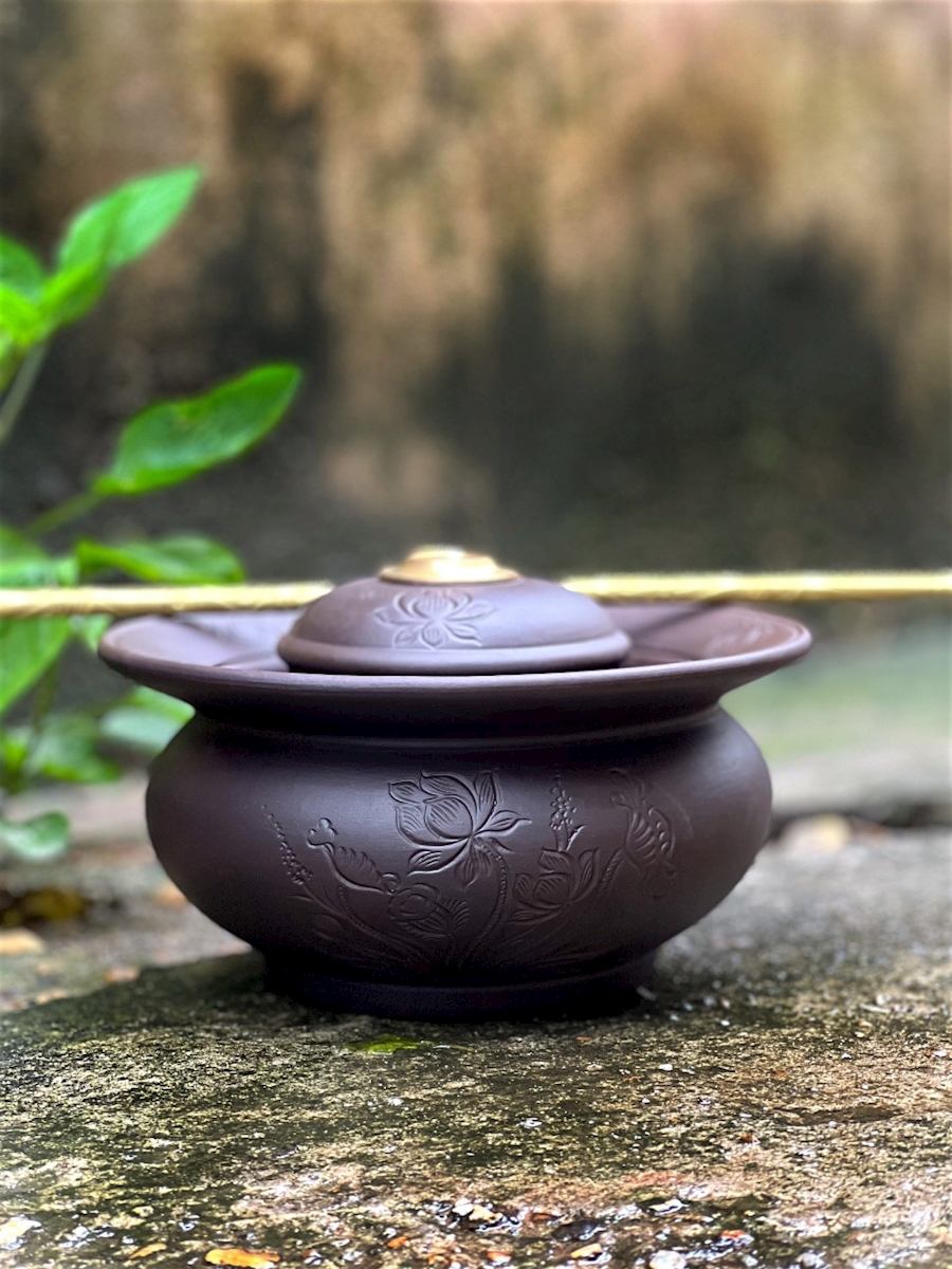 Điếu bát gốm tử sa đen, mã 130032, khắc tay hoa sen, nõ và se đồng, gốm bát tràng, tinh vân