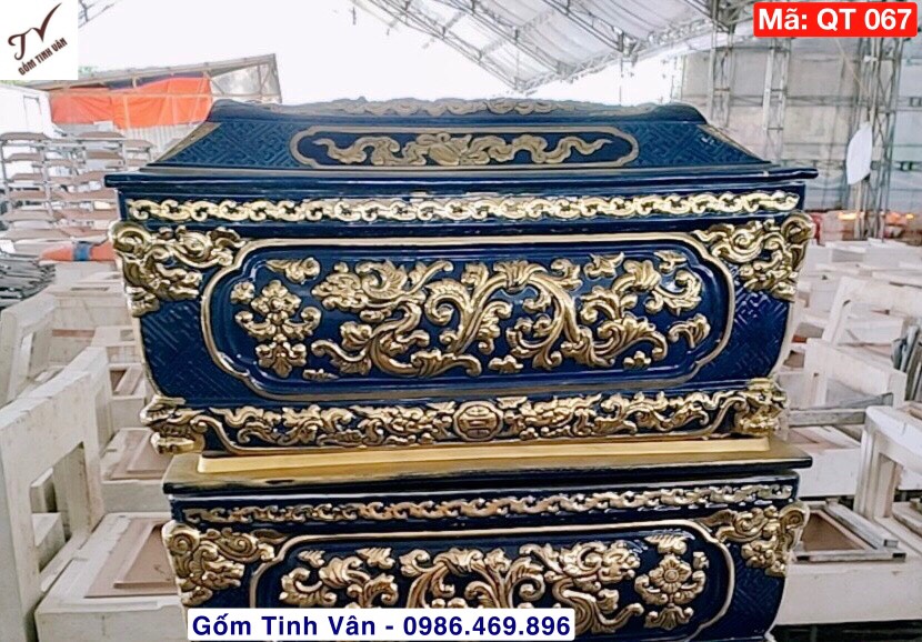 Bộ quách tiểu, bình tro, hũ cốt, mã QT067, cải táng, hỏa táng, bốc mộ, sang cát, men xanh đen cửu long, hoa văn cổ đắp nổi vẽ vàng, sang trọng, chuẩn phong thủy, bộ gồm 1 quách 76x37x43 cm, 1 tiểu 66x23xx27 cm, gốm bát tràng tinh vân cao cấp