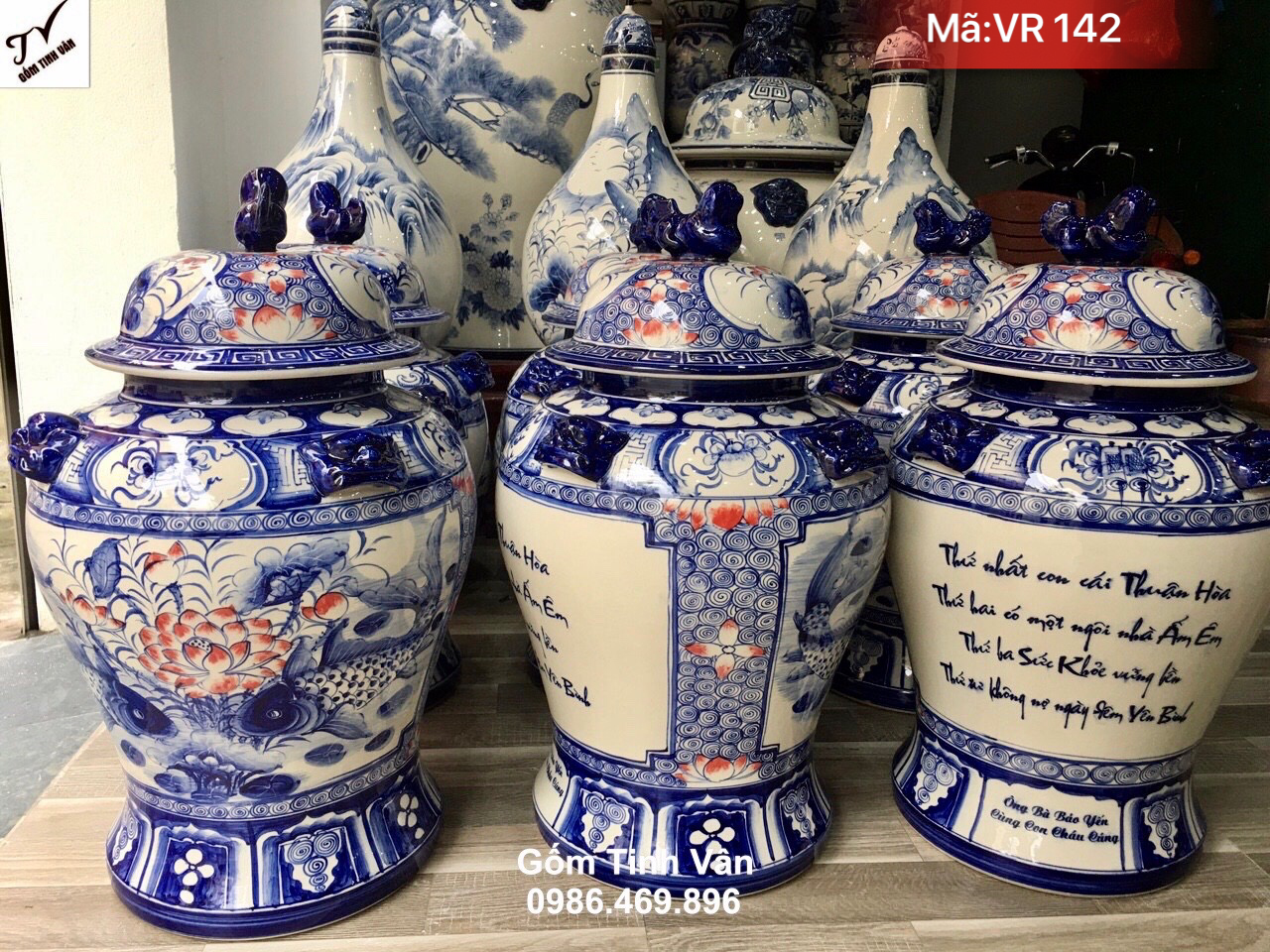 1 Choé tài lộc ngâm rượu, trưng bày 30 lit, mã VR142, hoa văn vẽ tay xanh lam truyền thống, cảnh cá chép hoa sen, choé phong thuỷ ngâm rượu bát tràng