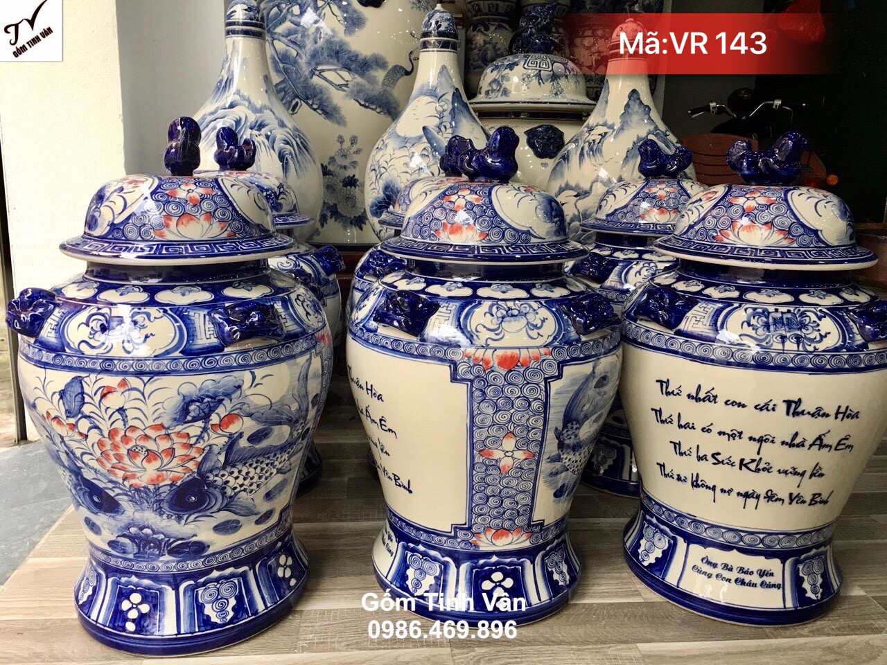 1Choé tài lộc ngâm rượu, trưng bày 20 lit, mã VR143, hoa văn vẽ tay xanh lam truyền thống, cảnh cá chép hoa sen, choé phong thuỷ ngâm rượu bát tràng