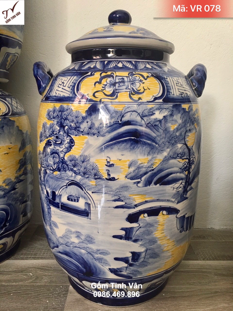 Bình ngâm rượu men vàng dáng đứng, mã VR078, vẽ tay hoa văn sắc nét cảnh sơn thuỷ hữu tình, màu xanh lam truyền thống, dung tích 30 lit, cao 55 cm, có 2 tai xách, khử độc, ngâm rượu ngon, gốm bát tràng tinh vân